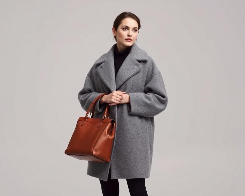 Hoe draag je een handtas bij een oversized jas?